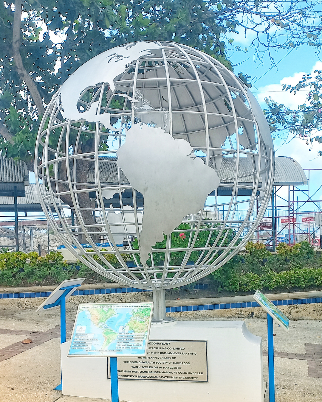 Independence Square Globe 🇧🇧 [MEDIA]